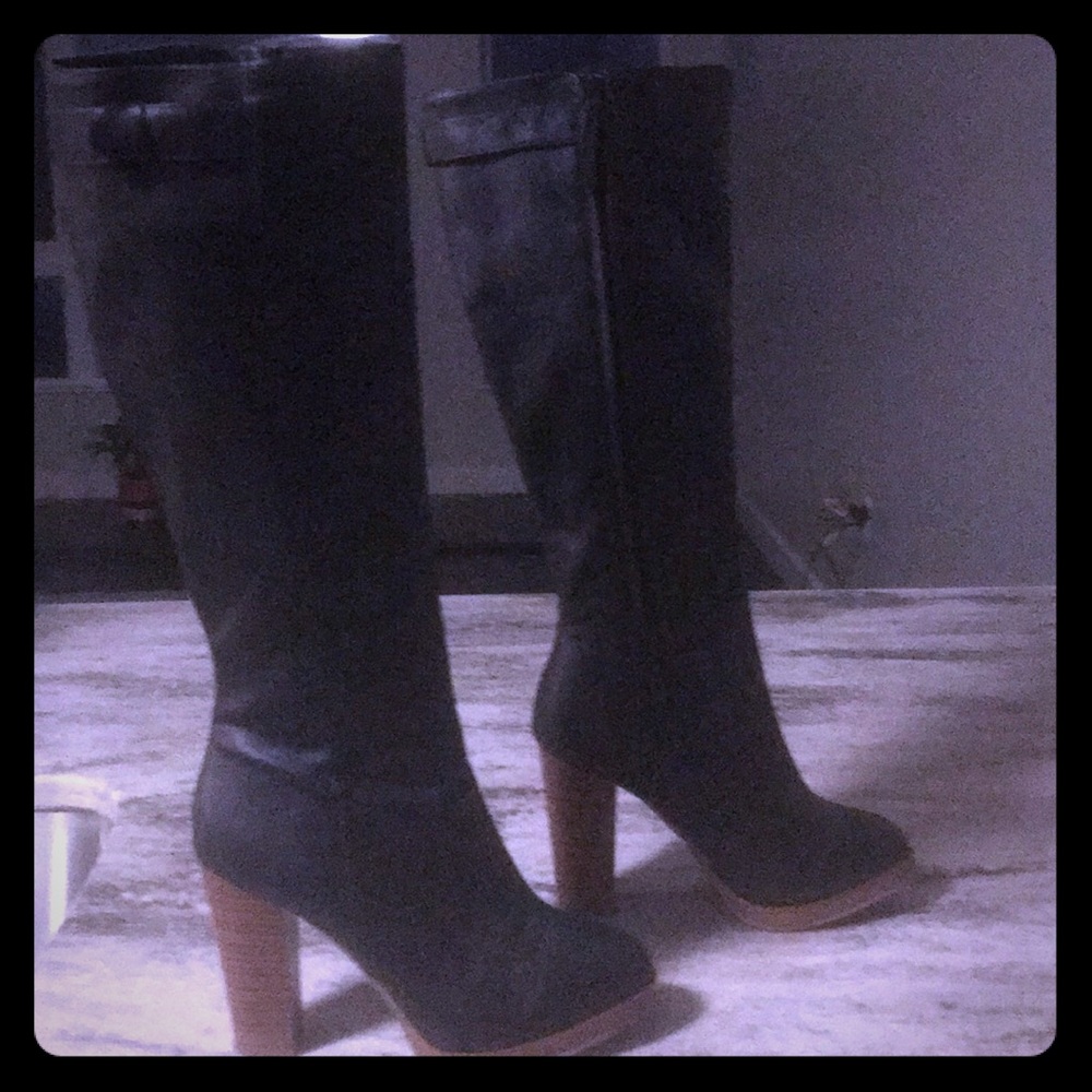 Knee length black boots with wooden heel